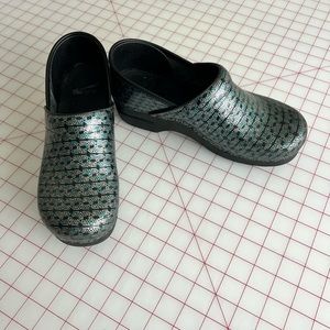 Dansko clogs, EUC size 40 Metallic blue and silver geometric